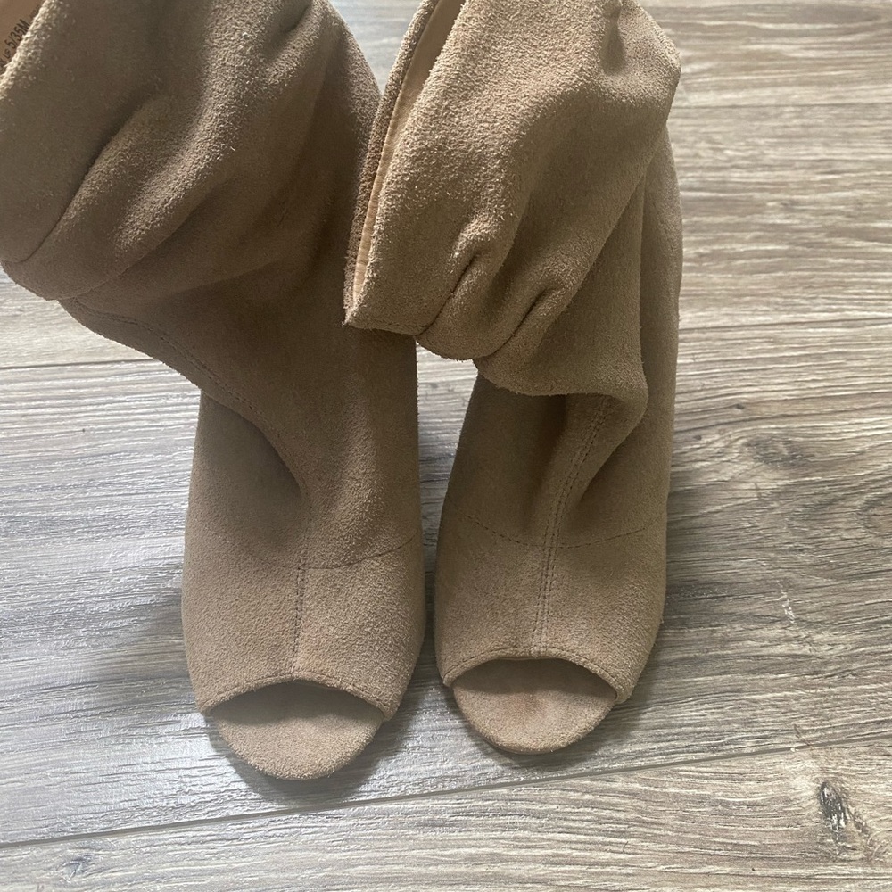 Suede Chinese laundry tan heels